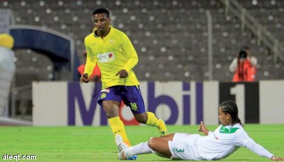 لاعب النصر محمد نور يمر من لاعب الاهلي برونو سيزار