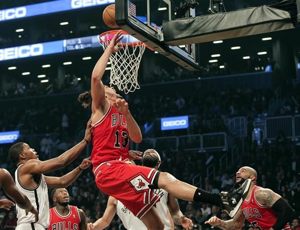 لاعب شيكاغو بولز يواكيم نواه يسجل في سلة بروكلين رويترز