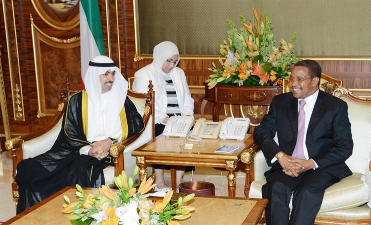 الرئيس التنزاني مستقبلا رئيس مجلس الامة علي الراشد 