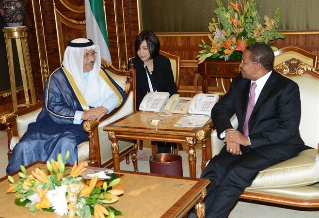  ومستقبلا سمو رئيس مجلس الوزراء الشيخ جابر المبارك 