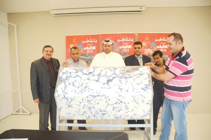 ممثل التجارة اثناء السحب وبجواره الزميل عامر المصري مساعد مدير الادارة التوزيع	سالم الشمري﻿