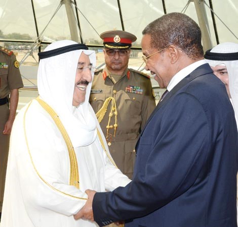 صاحب السمو الامير الشيخ صباح الاحمد لدى استقباله الرئيس التنزاني امس