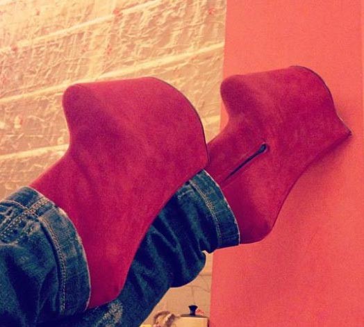 حذاء ميريام فارس العملاق "كم تتوقعون طول كعبه؟"