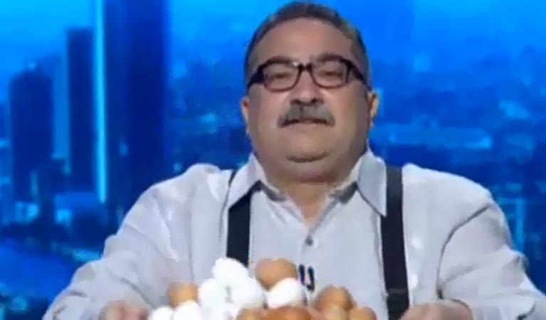 بالفيديو.. إبراهيم عيسى يقصف الكاميرا بـ "بيض طائر النهضة"