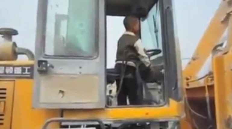 بالفيديو.. طفل يقود "جرافة" بإحترافية عالية