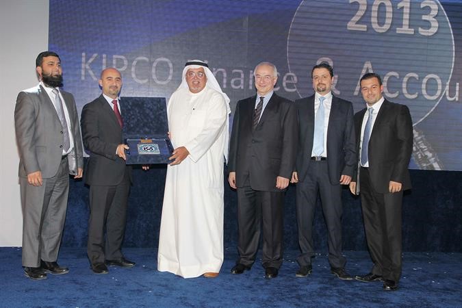 العيار وخنشت يقدمان جائزة افضل موظف في المجموعة الى ادارة المالية والمحاسبة