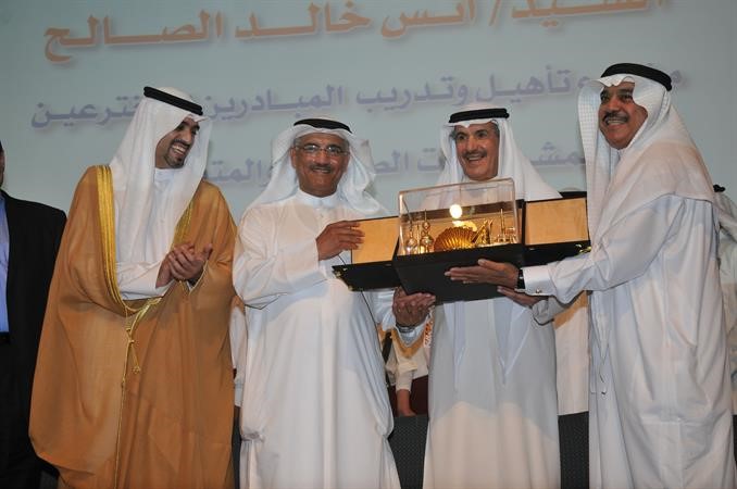 درع تكريمية الى خالد الصقر