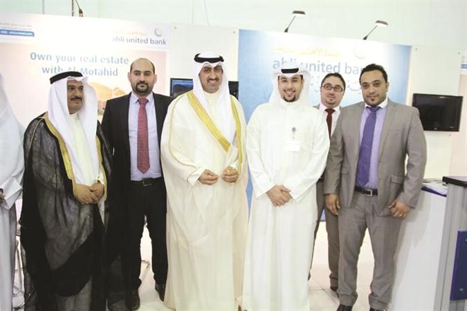 الشيخ نمر الصباح والشيخ مالك الصباح في جناح المتحد بالمعرض﻿