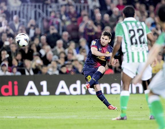 ميسي انتفض من احزانه وقاد برشلونة للفوز على بيتيس رويترز