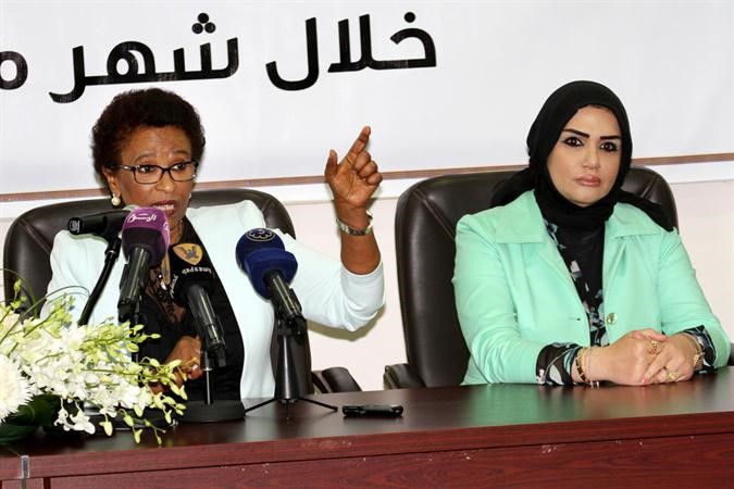 الشيخة نعيمة الاحمد والى جانبها رشا الصايغ 