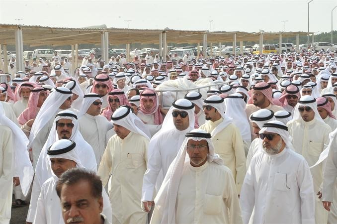 جموع المشيعين يحملون الجثمان﻿