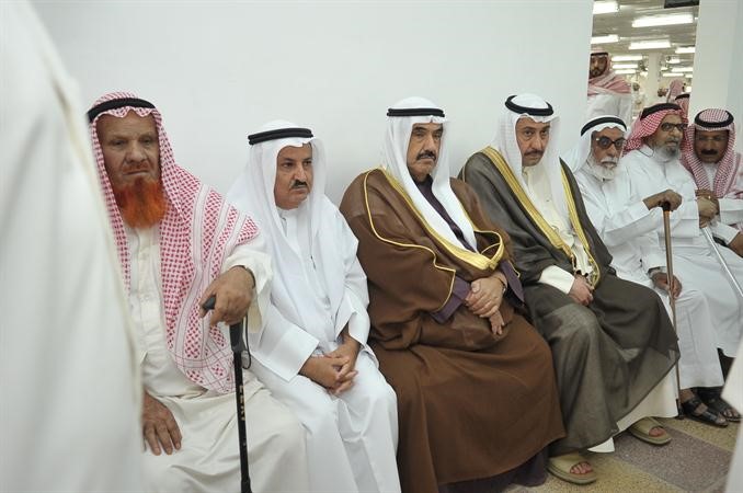 سمو الشيخ ناصر المحمد والشيخ فيصل الحمود والوزير السابق محمد ضيف الله شرار وسط جموع المعزين﻿