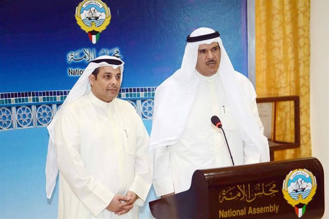 الشيخ سلمان الحمود متحدثا في مجلس الامة امس وبجانبه يعقوب الصانع