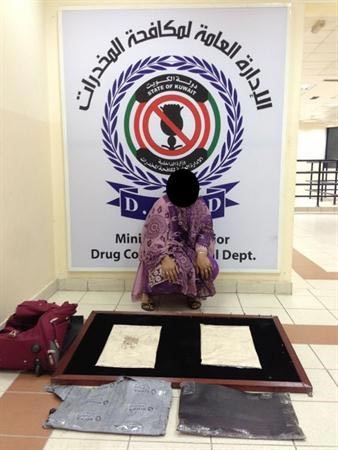 الاسيوية وامامها الهيروين الذي جلبته معها من موطنها
