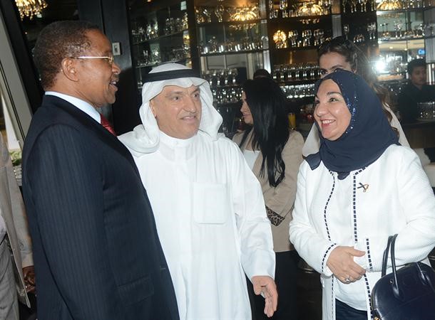 رئيس تنزانيا وفي استقباله المستشار بالديوان الاميري محمد ابوالحسن ﻿