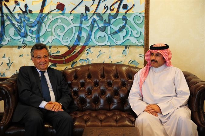 جانب من لقاء الشيخ مبارك الدعيج وطلال مقدسي﻿