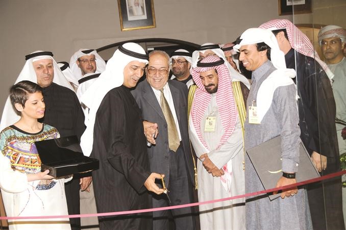 ﻿م علي اليوحة ويوسف ذنون مع بعض الحضور لدى افتتاح ملتقى الخط العربي الذي اقيم في الكويت﻿