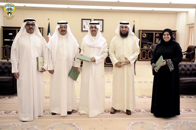 الرئيس علي الراشد خلال استقباله علام الكندري وسليمان السبيعي ود منصور العتيبي ومها الرميح﻿