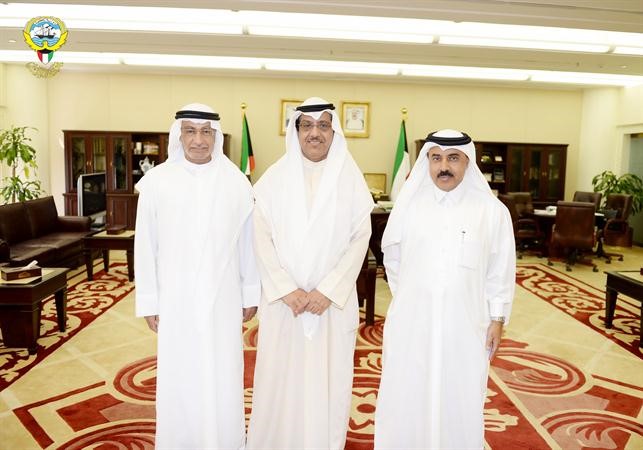 مبارك الخرينج اثناء استقباله دحسن الانصاري وعبدالخالق عبدالله﻿