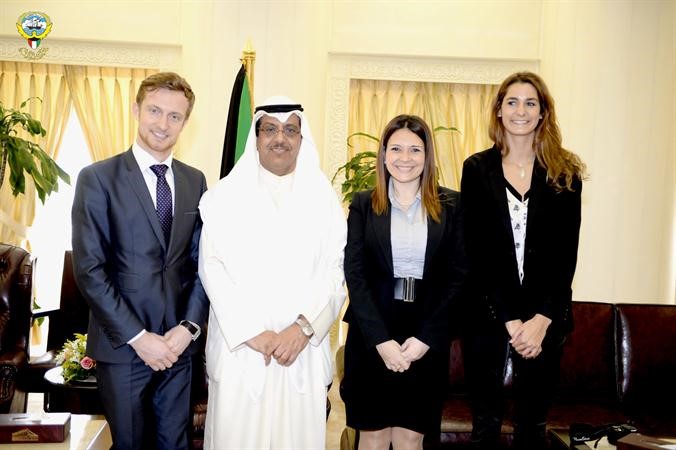 نائب رئيس مجلس الامة مع الصحافية البريطانية لورا والوفد المرافق لها﻿