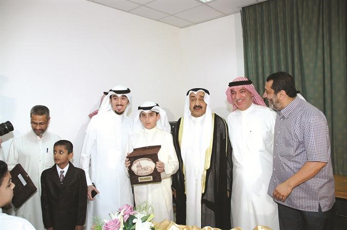 جاسم الخرافي متوسطا مجموعة من المكرمين