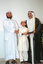 جاسم الخرافي يكرم احد الفائزين انور الكندري