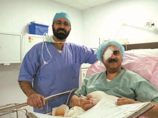 د جمال الكندري مع دعباس رمضان بعد اجراء العملية
