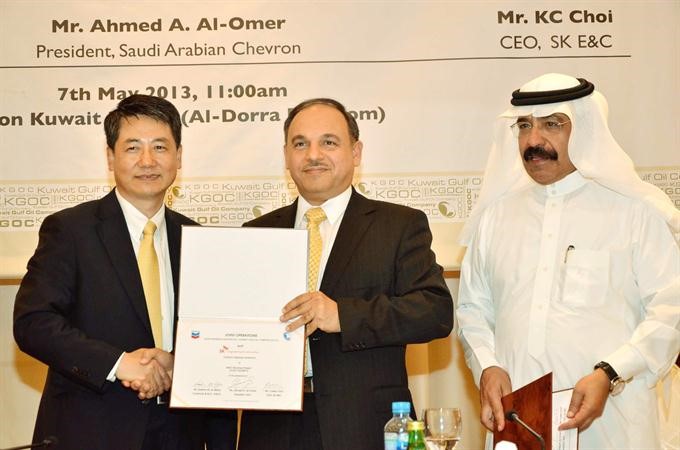 الرفاعي والعمر بعد توقيع الاتفاقية مع شواي