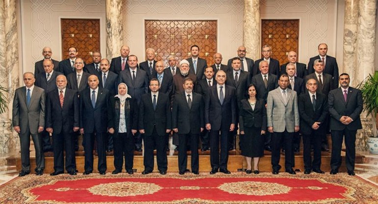 الرئيس مرسي ودقنديل في صورة جماعية مع اعضاء الحكومة عقب اداء الوزراءالجدد اليمين القانونية امسافپ
