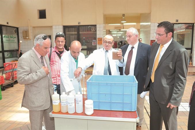  احد المختصين يجري تجربة للقضاء على الروائح الكريهة اسامة ابو عطية
