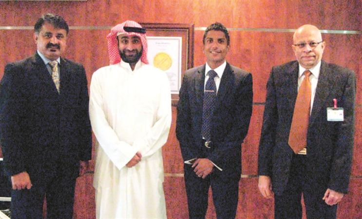 لقطةتذكارية بمناسبة توقيع العقد