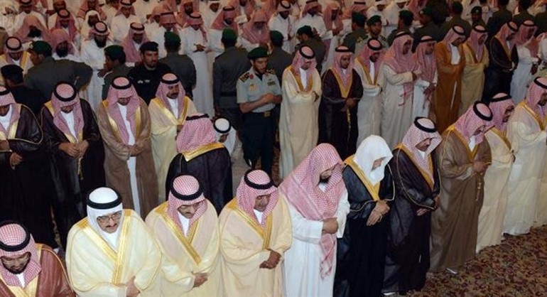 جموع المصلين يتقدمهم صاحب السمو الملكي الامير مقرن بن عبدالعزيز﻿