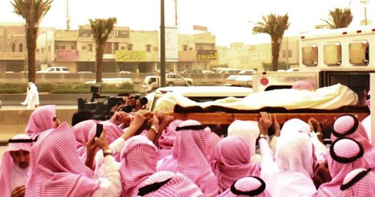 جموع المشيعين تحمل جثمان العلامة الراحل﻿