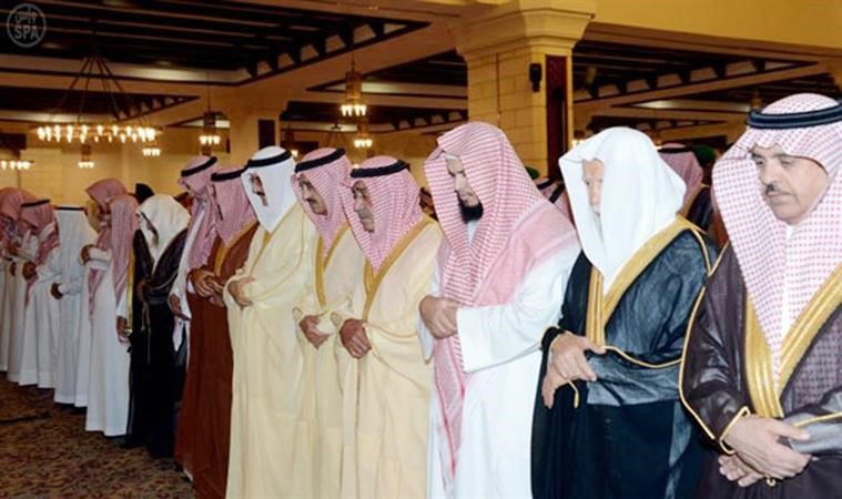تادية صلاة الميت على الشيخ صالح الحصين﻿