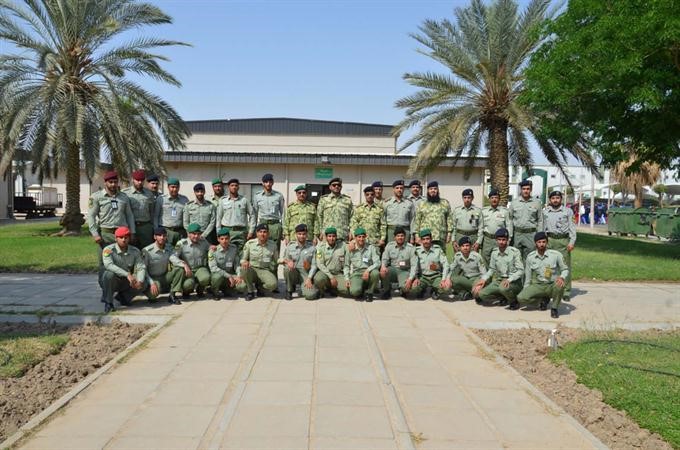 العقيد الركن سالم المسيطير مع المشاركين في الدورة