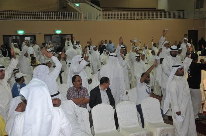 مجموعة من اعضاء الجمعية العمومية اثناء التصويت