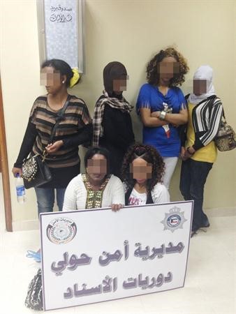 الافريقيات الست بعد ضبطهن وقبل ابعادهن اداريا 