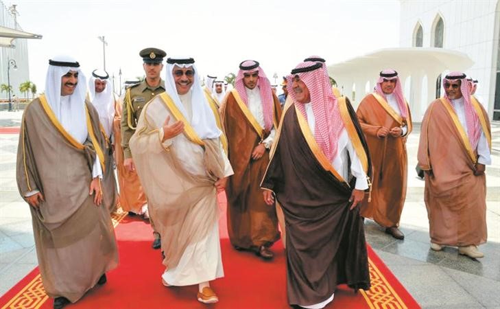 سمو الشيخ جابر المبارك لدى وصول الى جدة وفي استقباله صاحب السمو الملكي الامير مقرن بن عبدالعزيز﻿