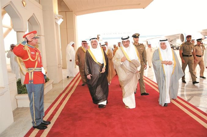 سمو الشيخ جابر المبارك لدى عودته وفي استقباله الشيخ احمد الحمود والسفير السعودي دعبدالعزيز الفايز﻿