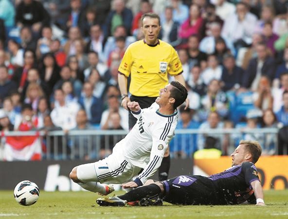 نجم ريال مدريد كريستيانو رونالدو يخشى التعثر اليوم امام ملقة رويترز