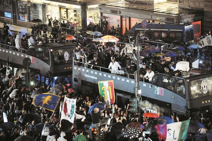 لاعبو يوفنتوس يحتفلون بالدوري الايطالي من فوق حافلة رويترز