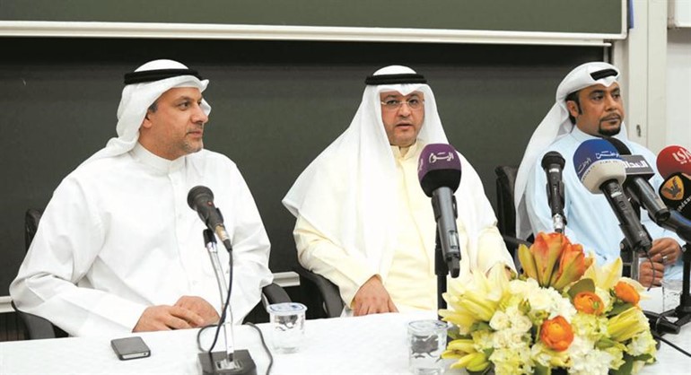 الشيخ طلال المحمد وخالد حبيب خلال الندوة ﻿