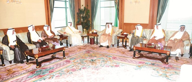 صاحب السمو الامير الشيخ صباح الاحمد مستقبلا رئيس مجلس الامة علي الراشد ومجموعة من اهالي منطقة الشامية ﻿