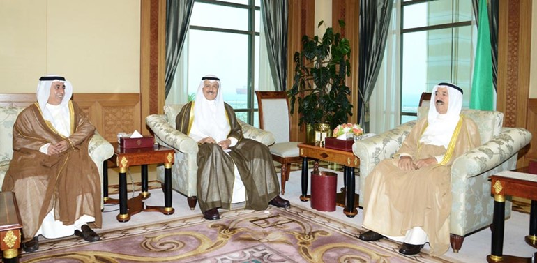صاحب السمو الامير الشيخ صباح الاحمد اثناء استقباله رئيس مجلس ادارة بيت التمويل الكويتي
