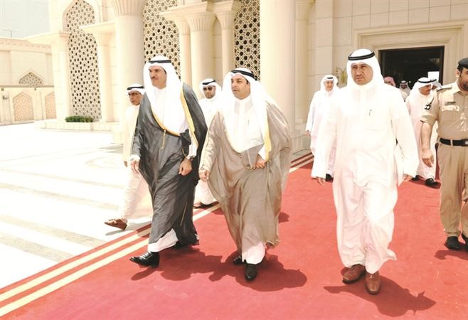  الشيخ سلمان الحمود لدى مغادرته البلاد ﻿