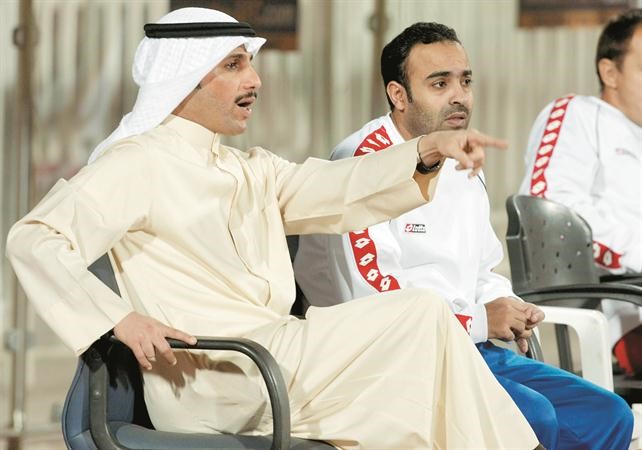الرئيس الفخري لنادي الكويت مرزوق الغانم يتحدث الى عادل عقلة﻿
