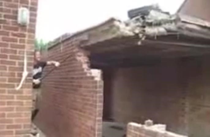 بالفيديو.. بريطاني ينجو من الموت بأعجوبة بعد إنهيار جدار عليه يزن 15 طناً