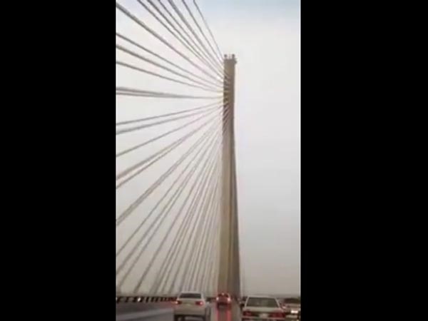 بالفيديو.. في مشهد مخيف.. إهتزاز مشدات جسر الرياض المعلق جراء العواصف