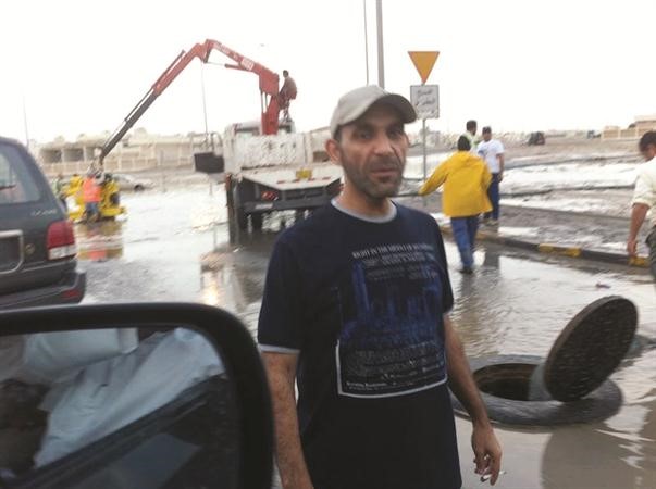 فرق الطوارئ خلال سحب المياه من دوار مدينة سعد العبدالله﻿