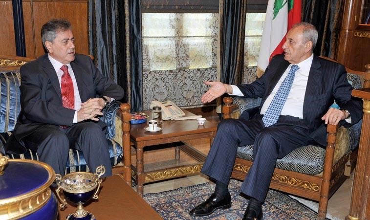 رئيس البرلمان نبيه بري مستقبلا السفير السوري في لبنان علي عبدالكريم علي في عين التينة امس محمود الطويل